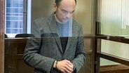 Dieses vom Moskauer Stadtgericht veröffentlichte Foto zeigt Wladimir Kara-Mursa, Oppositionsaktivist aus Russland, der während der Urteilsverkündung in einem Glaskäfig im Gerichtssaal steht. © AP/dpa Foto: The Moscow City Court