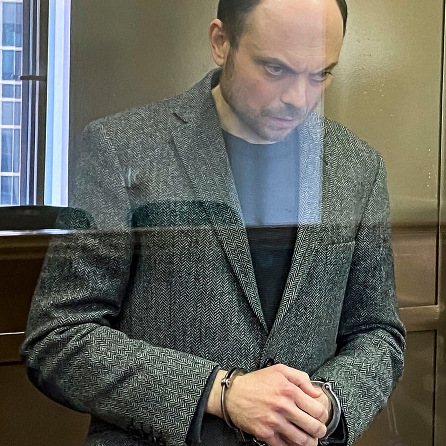 Dieses vom Moskauer Stadtgericht veröffentlichte Foto zeigt Wladimir Kara-Mursa, Oppositionsaktivist aus Russland, der während der Urteilsverkündung in einem Glaskäfig im Gerichtssaal steht. © AP/dpa Foto: The Moscow City Court