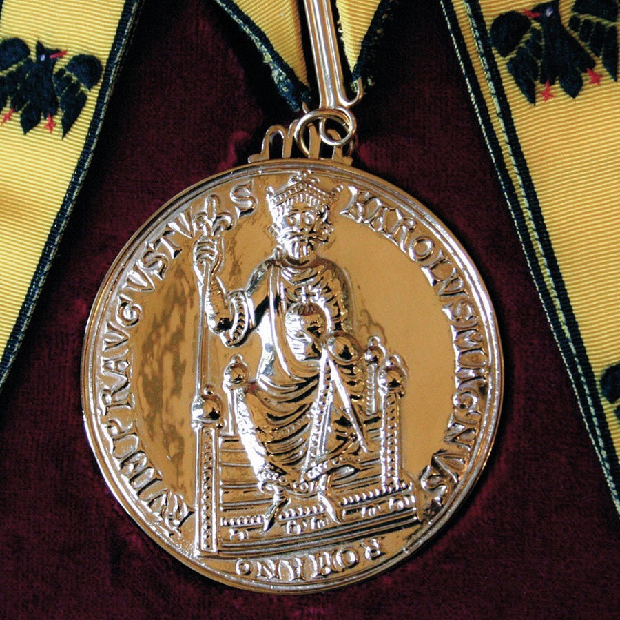 Die Medaille für den Internationalen Karlspreis des Jahres 2023, der in Aachen an das ukrainische Volk und seinen Präsidenten verliehen wird © Stadt Aachen/dpa Foto: Andreas Herrmann