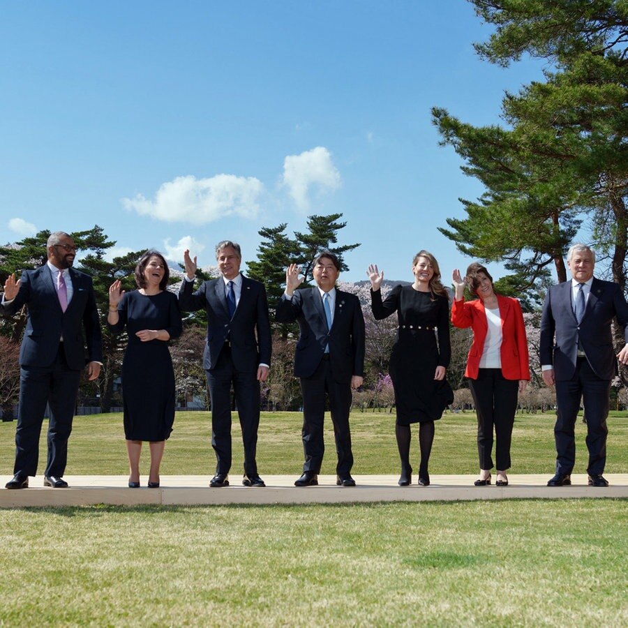 Die G7-Außenminister*innen stehen während des Treffens in Karuizawa (Japan) beim Gruppenfoto nebeneinander und winken. © dpa Foto: Soeren Stache