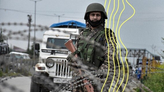 Ein paramilitärischer Soldat steht in Srinagar, der Sommerhauptstadt von Jammu und Kaschmir, in Alarmbereitschaft. © picture alliance 