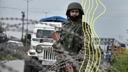 Ein paramilitärischer Soldat steht in Srinagar, der Sommerhauptstadt von Jammu und Kaschmir, in Alarmbereitschaft. © picture alliance 