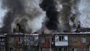 Feuerwehrleute des staatlichen ukrainischen Katastrophenschutzes löschen ein Feuer in Uschhorod. © picture alliance Foto: Efrem Lukatsky