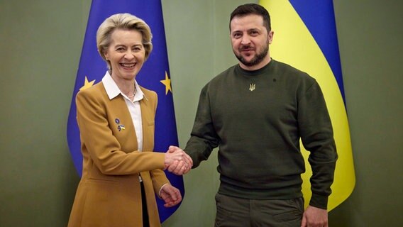 Der Präsident der Ukraine, Wolodymyr Selenskyj und die Präsidentin der EU-Kommission, Ursula von der Leyen, geben sich vor dem EU-Ukraine-Gipfel die Hand. © Uncredited/Ukrainian Presidential Press Office/AP/dpa 