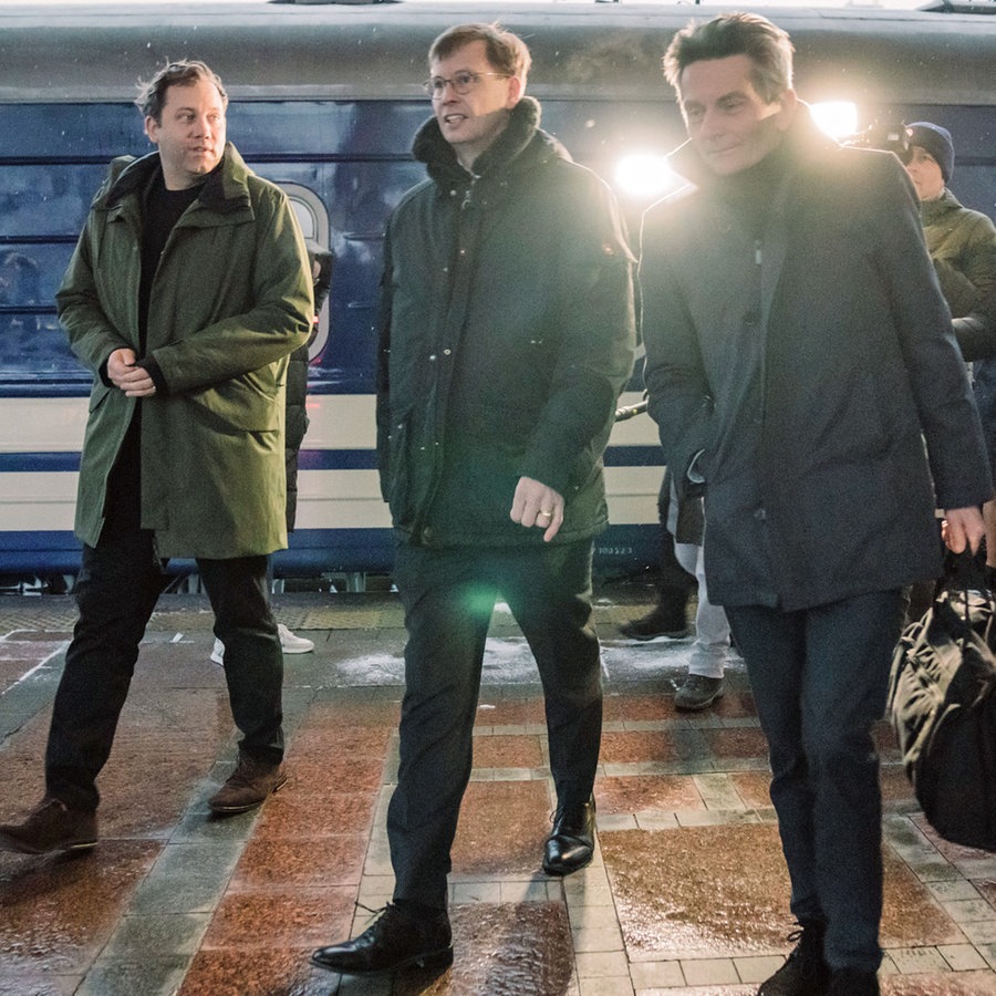 SPD-Parteichef Lars Klingbeil (links) und SPD-Bundestags-Fraktionschef Rolf Mützenich (rechts im Vordergrund) kommen auf dem Bahnhof von Kiew an. © Fionn Große/SPD/dpa Foto: Fionn Große