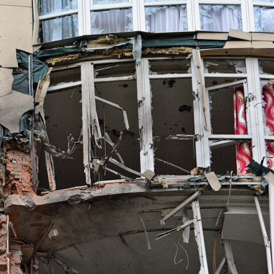 Zerbrochene Fensterscheiben einer Wohnung an der beschädigten Fassade eines Wohnhauses in Kiew (Ukraine), aufgenommen nach einem russischen Militärangriff durch iranische Shaheds-Drohnen. © SOPA Images via ZUMA Press Wire/dpa Foto: Aleksandr Gusev