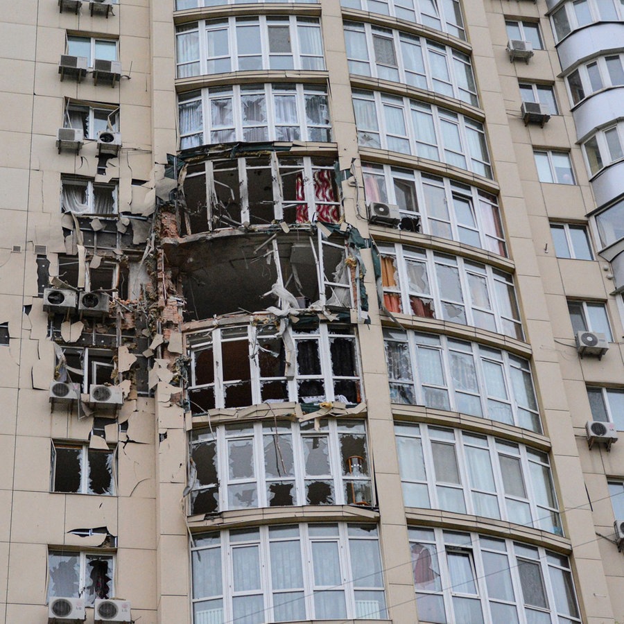 Zerbrochene Fensterscheiben einer Wohnung an der beschädigten Fassade eines Wohnhauses in Kiew (Ukraine), aufgenommen nach einem russischen Militärangriff durch iranische Shaheds-Drohnen. © SOPA Images via ZUMA Press Wire/dpa Foto: Aleksandr Gusev