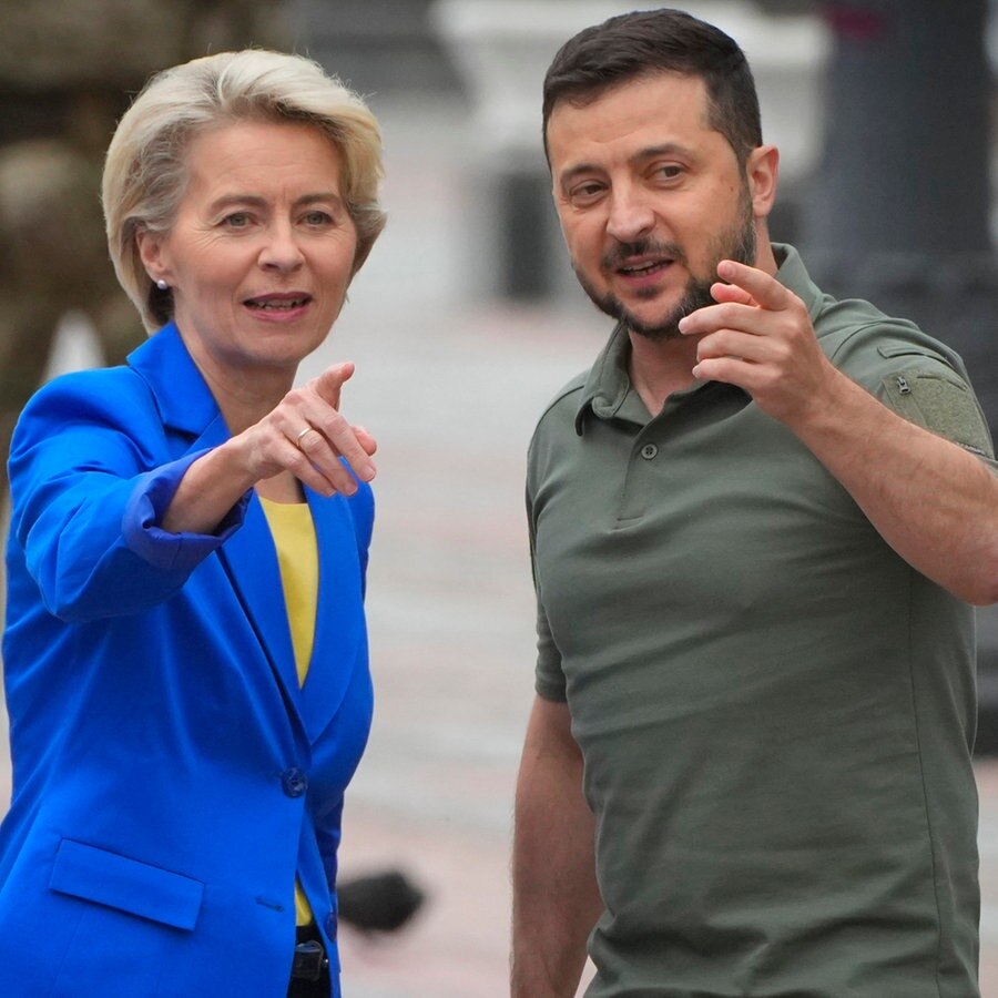Die Präsidentin der Europäischen Kommission, Ursula von der Leyen (links), unterhält sich während ihres Treffens mit dem Präsidenten der Ukraine, Wolodymyr Selenskyj (rechts), in Kiew. © AP/dpa Foto: Efrem Lukatsky