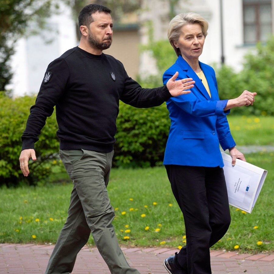 Die Präsidentin der Europäischen Kommission, Ursula von der Leyen (links), unterhält sich während ihres Treffens mit dem Präsidenten der Ukraine, Wolodymyr Selenskyj (rechts), in Kiew. © AP Foto: Efrem Lukatsky