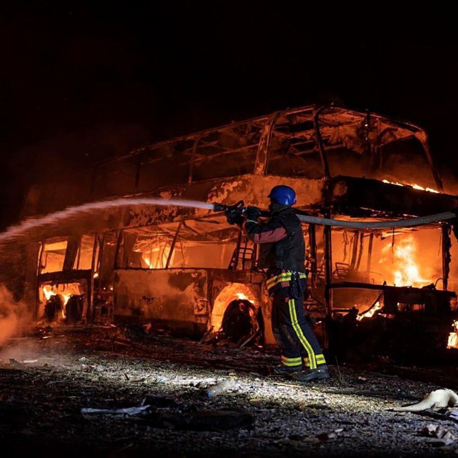Ein Feuerwehrmann bei Löscharbeiten nach Raketenangriffen auf Kiew in der Nacht. Heftige Explosionen von Luftabwehrraketen haben die Einwohner in Kiew aus dem Schlaf gerissen. © picture alliance/dpa/Ukrainian Emergency Situations Ministry/AP | Uncredited 