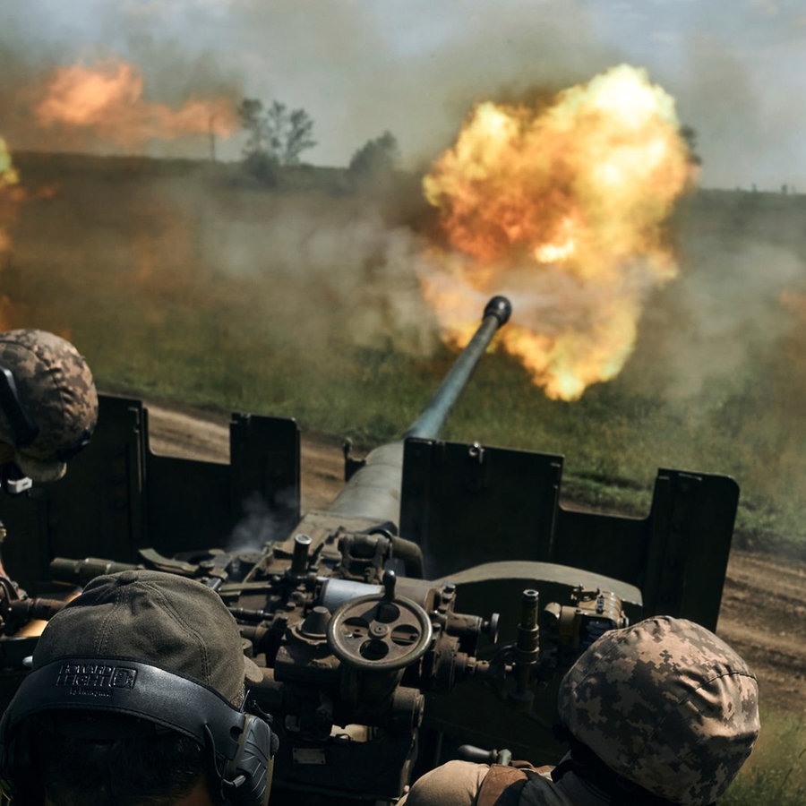 Ukrainische Soldaten feuern eine Kanone in der Nähe von Bachmut ab, einer Stadt im Osten des Landes, in der heftige Kämpfe gegen russische Truppen stattgefunden haben. © picture alliance/dpa/AP | LIBKOS Foto: LIBKOS