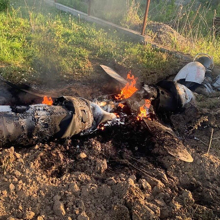 Auf diesem von der Pressestelle der ukrainischen Polizei zur Verfügung gestellten Foto sind nach einem nächtlichen Raketenangriff in der Region Kiew Bruchstücke einer mutmaßlich russischen Rakete zu sehen, die vom ukrainischen Luftabwehrsystem abgeschossen wurde. © picture alliance/dpa/Ukrainian Police Press Office/AP | Uncredited 
