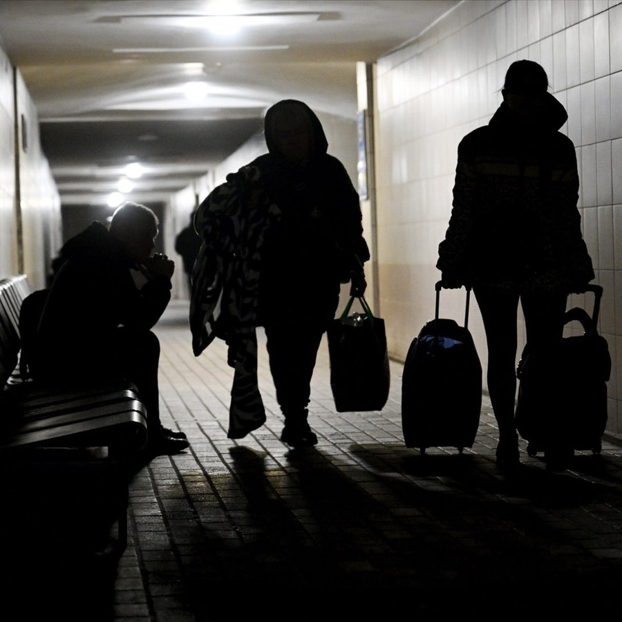Menschen in Kiew suchen nach Luftalarm Schutz in einer Untergrund-Bahn-Station. © picture alliance/dpa/Lehtikuva Foto: Antti Aimo-Koivisto