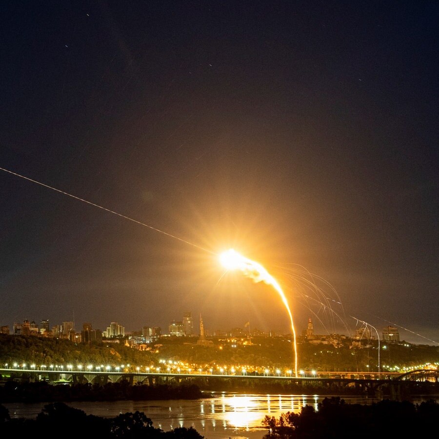 Die ukrainische Luftabwehr fängt beim dritten russischen Luftangriff auf die ukrainische Hauptstadt innerhalb der letzten 24 Stunden eine Shahed-Drohne in der Luft ab. © picture alliance/dpa/AP Foto: Evgeniy Maloletka