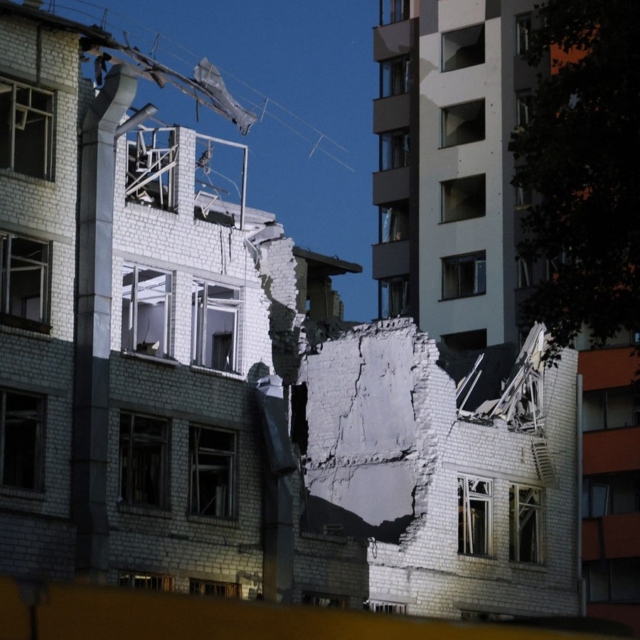 BLick auf ein Gebäude in Kiew, das von einer russischen Drohne beschädigt wurde, die während eines Nachtangriffs abgeschossen wurde. © picture alliance/dpa/AP | Alex Babenko Foto: Alex Babenko