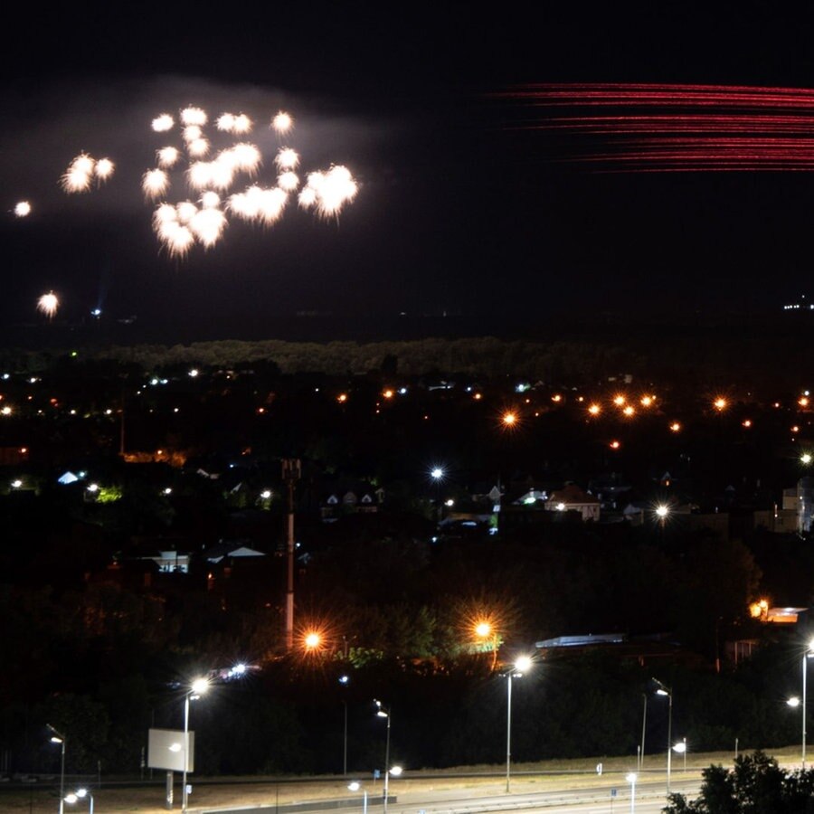 Die ukrainische Luftabwehr feuert, um Drohnen am frühen Dienstagmorgen in einer Welle von Bombardements auf Kiew zu stoppen. © picture alliance/dpa/AP Foto: Evgeniy Maloletka