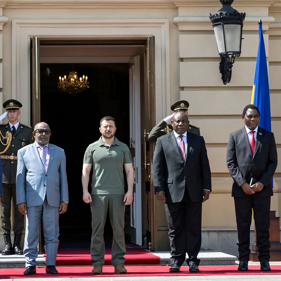 Der Präsident der Ukraine, Wolodymyr Selenskyj (3. von rechts), sowie der Premierminister von Ägypten, Mustafa Madbuli (links), der Präsident des Senegal, Macky Sall, der Präsident der Komoren,  Azali Assoumani, der Präsident von Südafrika, Cyril Ramaphosa, und der Präsident von Sambia, Hakainde Hichilema (rechts), stehen im Rahmen eines Treffens in Kiew (Ukraine) nebeneinander. © Uncredited/Ukrainian Presidential Press Office/AP/dpa 