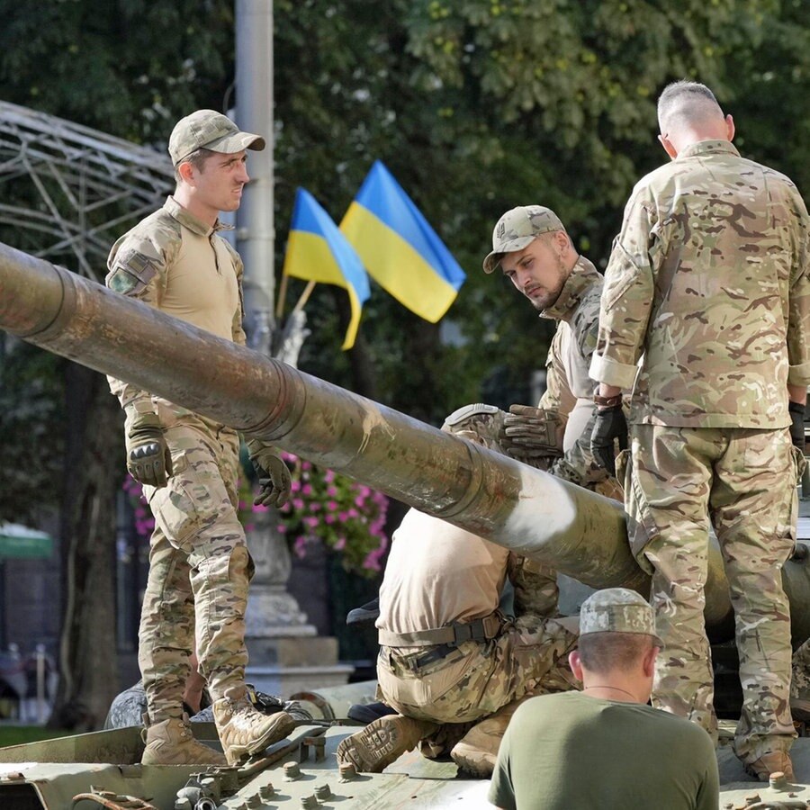 Soldaten bereiten eine Ausstellung mit erbeuteten russischen Panzern auf einer Straße in Kiew vor. © Uncredited/kyodo/dpa 