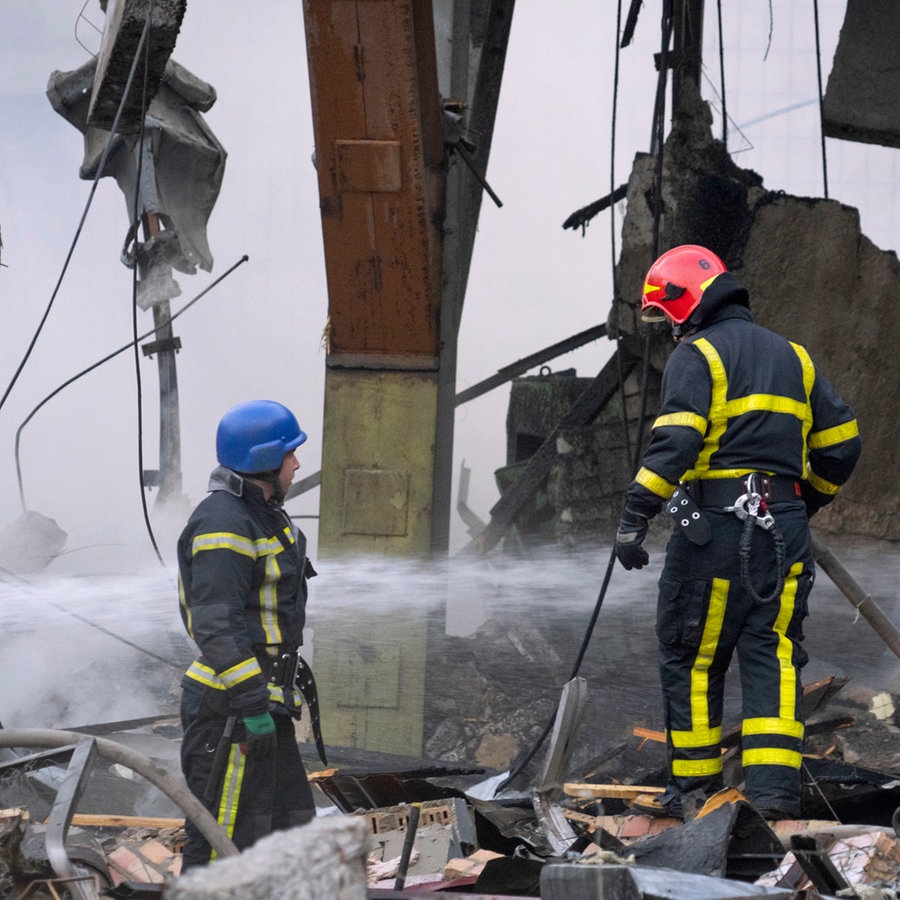 Feuerwehrleute löschen ein Feuer nach einem Raketenangriff auf Kiew (Ukraine). © AP/dpa Foto: Efrem Lukatsky