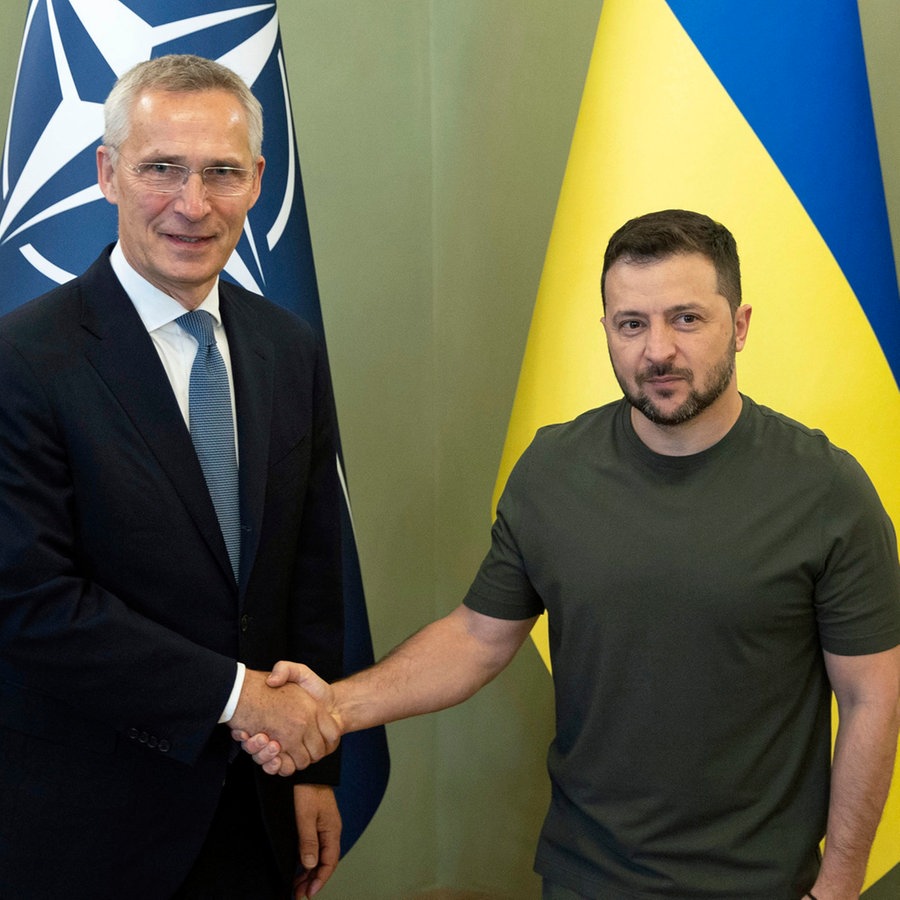 Der Generalsekrätär der NATO, Jens Stoltenberg (links), und der Präsident der Ukraine, Wolodymyr Selenskyj (rechts), schütteln sich bei ihrem Treffen in Kiew die Hände. © Uncredited/Ukrainian Presidential Press Office/AP/dpa 