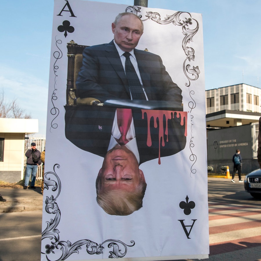 Eine Kundgebung unterstützt die Ukraine und verurteilt die von der US-Regierung und Präsident Donald Trump verfolgte Politik der Beschwichtigung Russlands in der Nähe der US-Botschaft in Kiew (Ukraine). © NurPhoto Foto: Maxym Marusenko