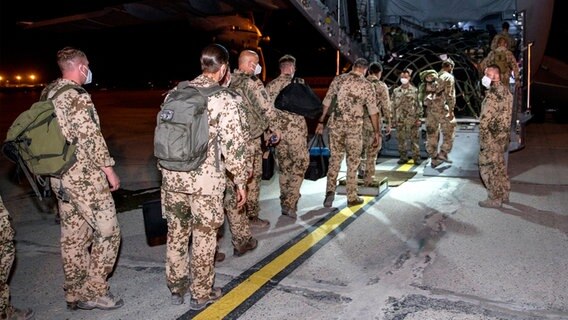 Bundeswehr-Soldaten besteigen ein Flugzeug. © picture alliance/dpa/Bundeswehr Foto: Torsten Kraatz