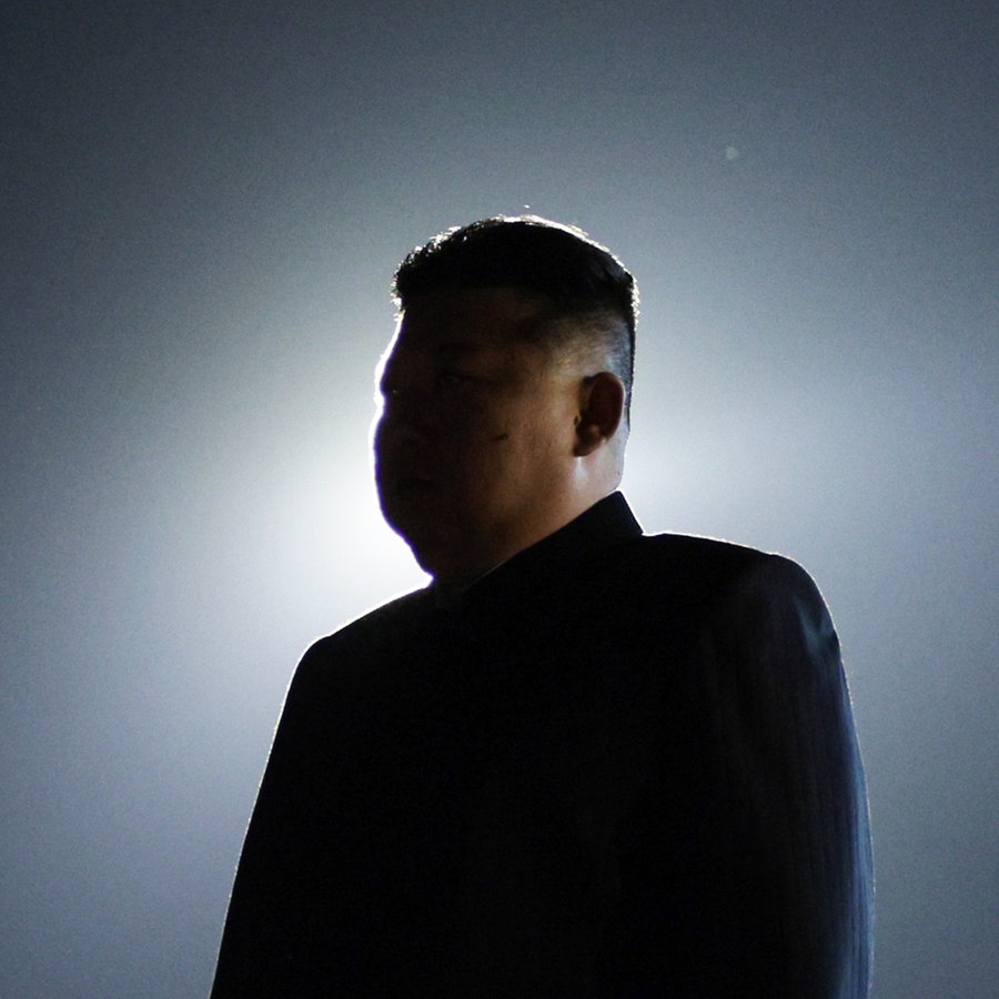Kim Jong Un empfängt am Flughafen Pjöngjang in Nordkorea Wladimir Putin. © picture alliance Foto: Gavriil Grigorov