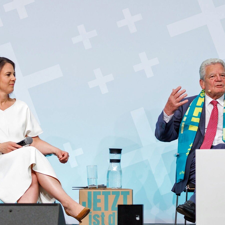 Alt-Bundespräsident, Joachim Gauck (rechts), spricht neben Bundesaußenministerin Annalena Baerbock (links, Bündnis 90/Die Grünen), auf dem Podium beim 38. Deutschen Evangelischen Kirchentag in Nürnberg. © dpa Foto: Daniel Karmann