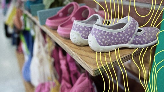 Schuhe und Jacken sind in einer Kindertagesstätte in einem Flur zu sehen. © picture alliance / dpa Foto: Daniel Naupold