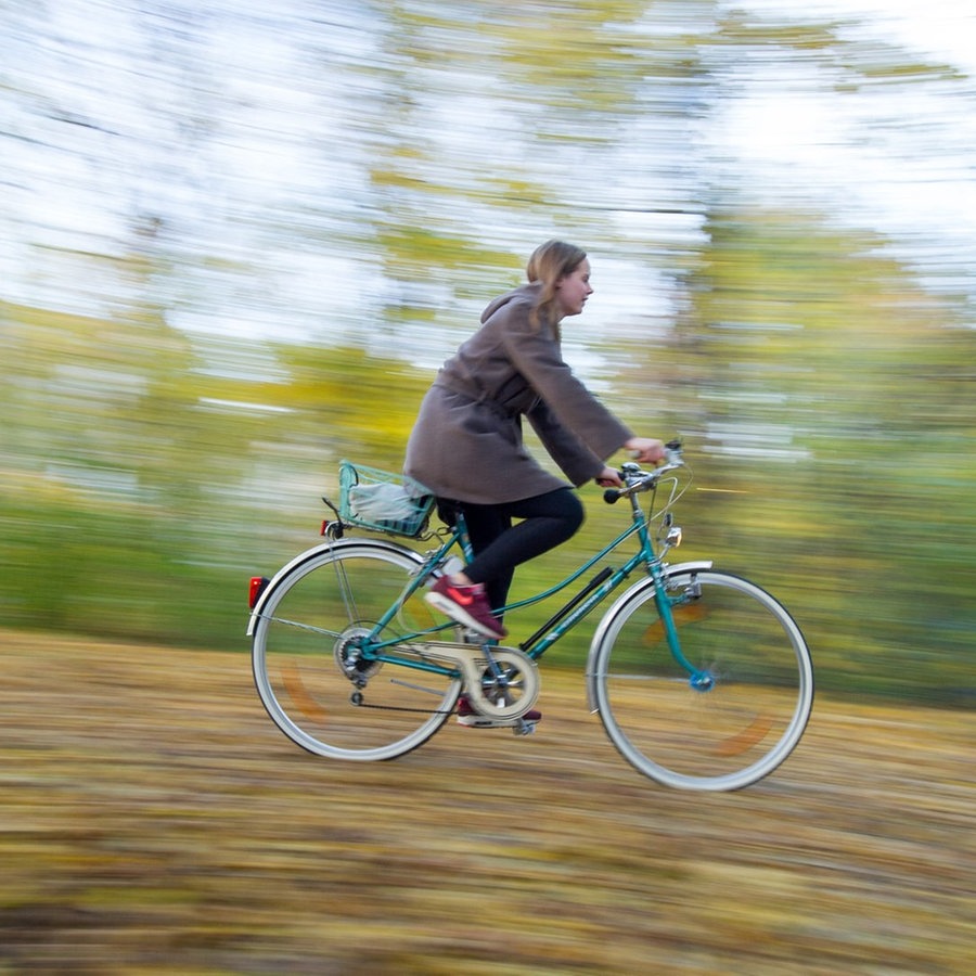 Eine Frau auf einem Fahrrad © picture alliance / dpa Themendienst | Tobias Hase Foto: Tobias Hase
