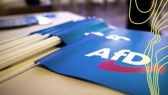 Fähnchen mit dem Logo der AfD liegen beim Landesparteitag der AfD Bayern auf einem Tisch. © picture alliance/dpa Foto: Daniel Karmann