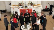 Jugendliche erhalten in einem Gottesdienst ihre Konfirmation © picture alliance/zb Foto: Rainer Oettel