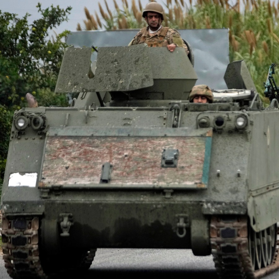 Libanesische Soldaten fahren in einem Konvoi auf dem Weg in den Südlibanon. © AP/dpa Foto: Hussein Malla
