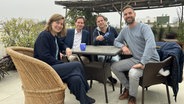 Die NDR-Korrespondenten in Neu Delhi, Charlotte Horn und Peter Hornung, mit Oliver Mayer und Markus Spieker © NDR 