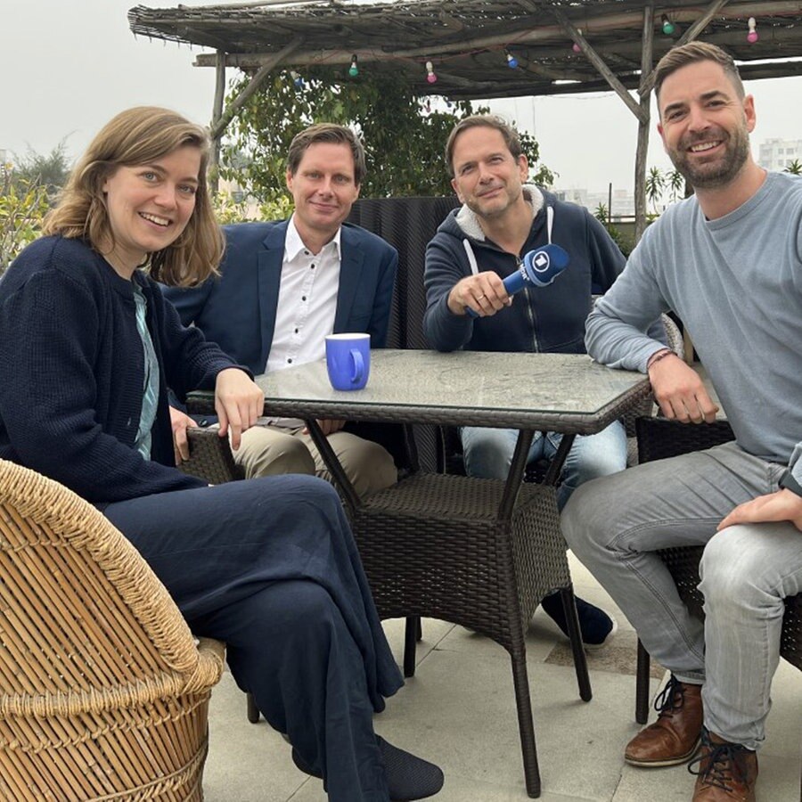 Die NDR-Korrespondenten in Neu Delhi, Charlotte Horn und Peter Hornung, mit Oliver Mayer und Markus Spieker © NDR 