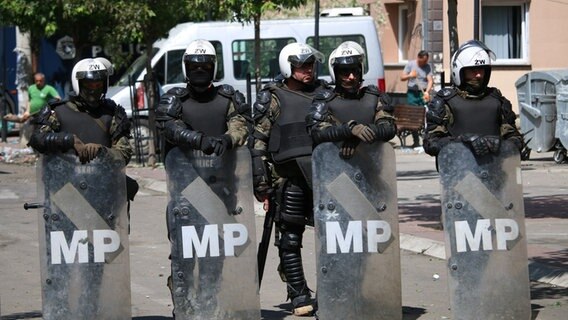 KFOR-Polizisten bewachen ein städtisches Gebäude nach den gestrigen Zusammenstößen zwischen ethnischen Serben und Truppen der NATO-geführten KFOR-Friedenstruppe. Bei Zusammenstößen im serbisch bewohnten Norden des Kosovos sind zahlreiche Soldaten der Nato-geführten Kosovo-Schutztruppe KFOR verletzt worden. © picture alliance / AA Foto: Erkin Keci