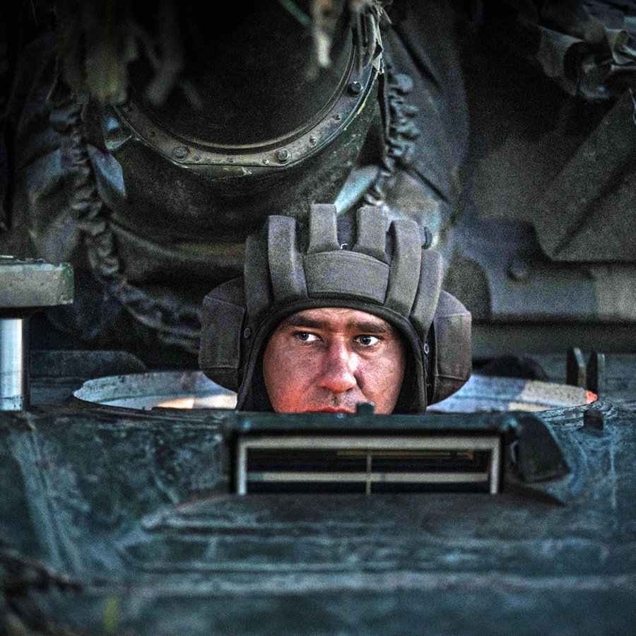 Ein ukrainischer Soldat der 22. Brigade bei einer Nachtschießübung mit einem T-72 Panzer. © dpa Foto: Oliver Weiken