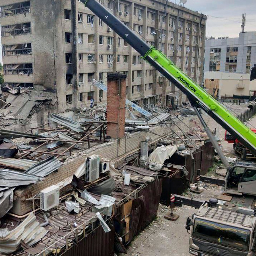 Auf diesem von der Nationalen Polizei der Ukraine zur Verfügung gestellten Foto ist das durch einen Angriff zerstörte Restaurant RIA Pizza zu sehen. © National Police of Ukraine/AP/dpa 