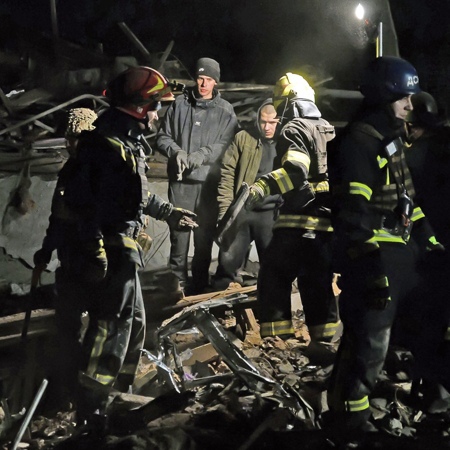 Rettungskräfte bergen nachts die Leiche eines Opfers eines nächtlichen russischen Angriffs in Kramatorsk (Ukraine). © ZUMA Press Wire/dpa Foto: Madeleine Kelly