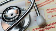 Ein Stethoskop liegt auf Arbeitsunfähigkeitsbescheinigungen. © Zoonar | stockfotos-mg 
