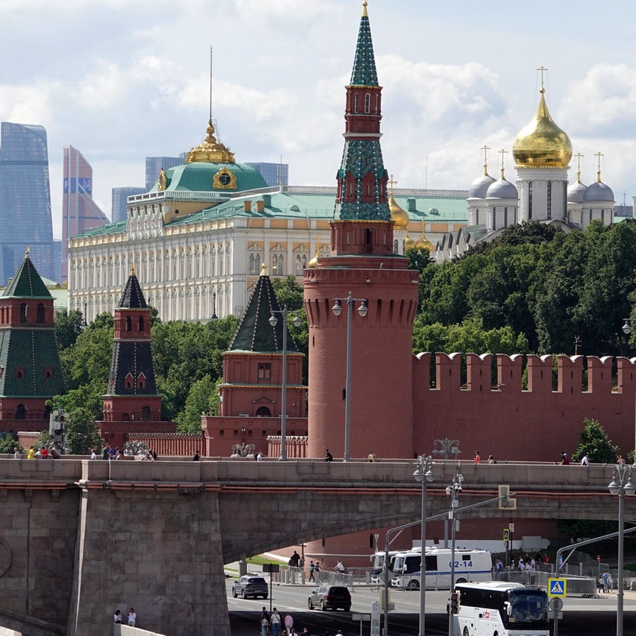 Von der "Moskwa" aus sind hinter der Brücke der Kreml und das Hochhaus- und Geschäftsviertel "Moskwa City" im Hintergrund zu sehen. © dpa Foto: Ulf Mauder
