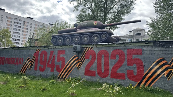 An einer Mauer, auf der zum Weltkriegsgedenken eine Panzer-Attrappe platziert wurde, steht zu lesen "80 (Jahre) Sieg 1945 2025". Die Moskauer Stadtverwaltung hat die Attrappe im Stadtbezirk Basmanny installiert - zum Gedenken an das Weltkriegsende vor 80 Jahren. © picture alliance/dpa | Andre Ballin Foto: Andre Ballin