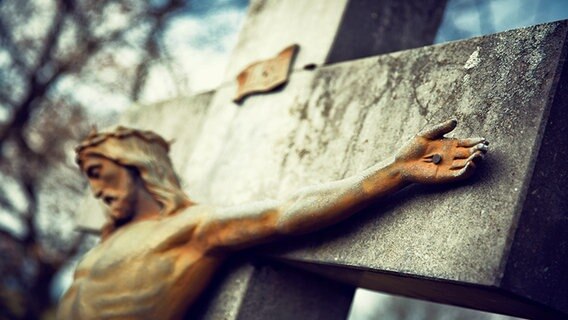 Eine Steinfigur von Jesus Christus am Kreuz. © photocase.de Foto: birdys