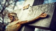 Eine Steinfigur von Jesus Christus am Kreuz. © photocase.de Foto: birdys