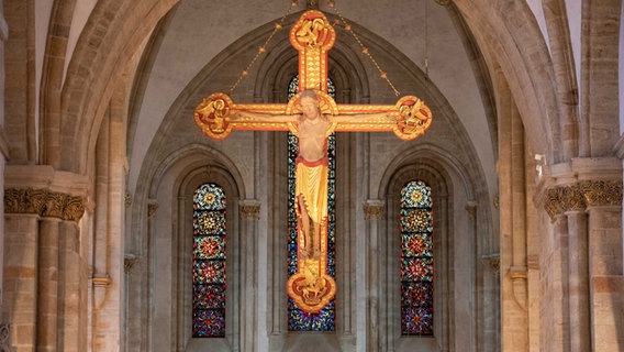 Ein großes Kreuz hängt im katholischen Dom Osnabrück. © picture alliance/dpa | Friso Gentsch Foto: Friso Gentsch