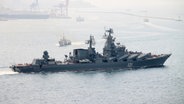 Der russische Lenkwaffenkreuzer «Moskwa» fährt durch den Bosporus ins Mittelmeer © picture alliance/dpa Foto: Can Merey