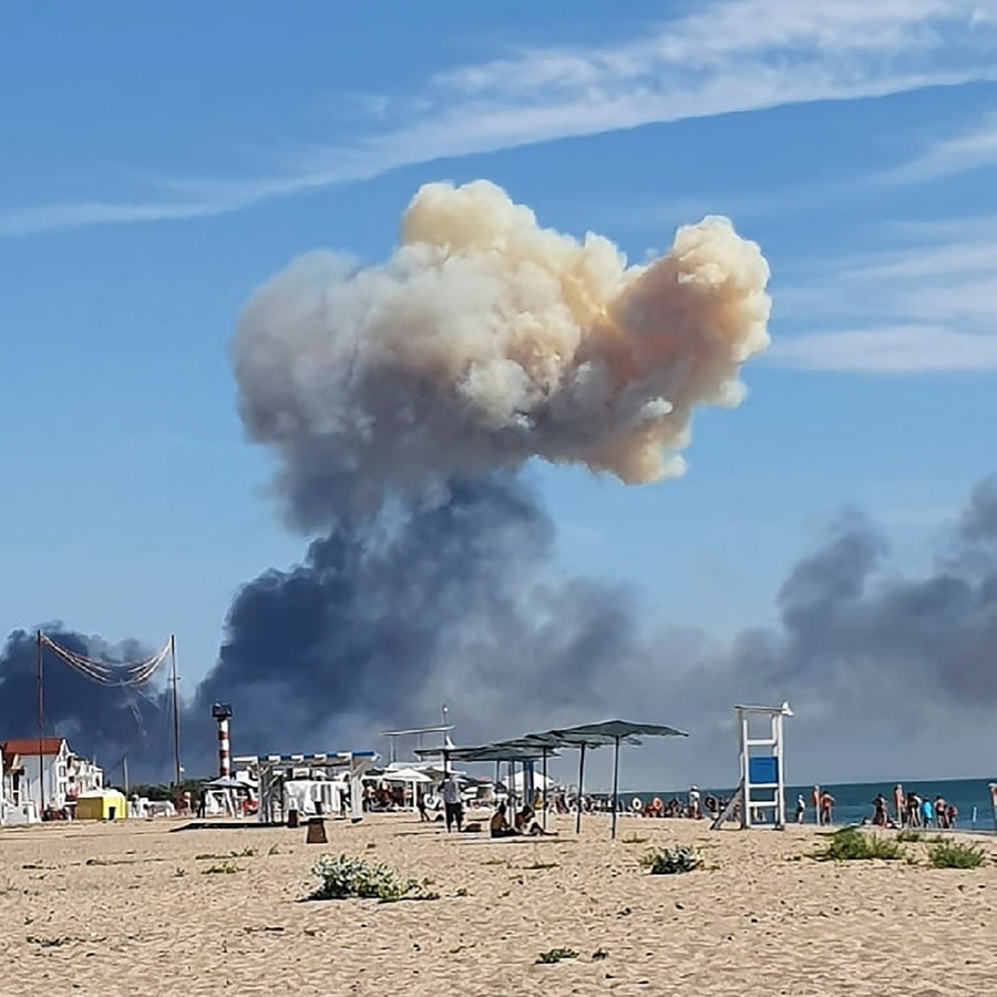 Am Strand von Saky steigt Rauch
nach einer Explosion auf. © picture alliance 