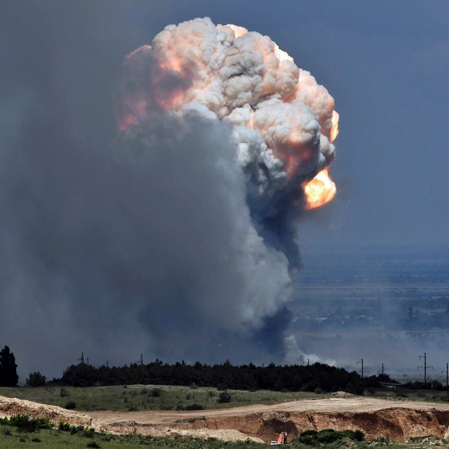 Eine Rauchwolke steigt über einem Munitionsdepot auf einem russischen Militärgelände der annektierten Schwarzmeer-Halbinsel Krim auf. © Kommersant Publishing House/AP/dpa Foto: Viktor Korotayev