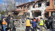 Anwohner räumen die Trümmer nach einem russischen Drohnenangriff auf die Ortschaft Kropywnyzkyj (Ukraine). © AP/dpa Foto: Uncredited/Ukrainian Emergency Service