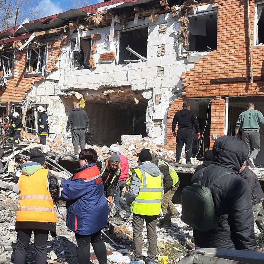 Anwohner räumen die Trümmer nach einem russischen Drohnenangriff auf die Ortschaft Kropywnyzkyj (Ukraine). © AP/dpa Foto: Uncredited/Ukrainian Emergency Service